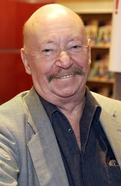 Der deutsche Schriftsteller Günter Kunert stellt auf der Frankfurter Buchmesse sein Buch "Kopfzeichen vom Verratgeber" vor (Archivfoto vom 09.10.2002). Kunert, der 1979 aus der DDR in die Bundesrepublik übergesiedelt war, feiert am 6. März 2004 seinen 75 Geburtstag. Kunert sieht sich selbst als "Seismograph unserer Zeit: Ich registriere das Erdbeben aber ich kann es nicht verhindern." (Foto: dpa)