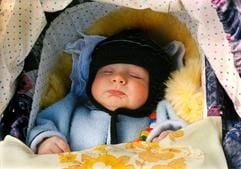 Da schläft das Baby sanft und fest - dass Säuglinge allerdings in regelmäßigen Abständen wach werden und Hunger haben, ist normal. Die wenigsten Kinder schlafen schon in den ersten Monaten die ganze Nacht durch.(Foto: dpa)