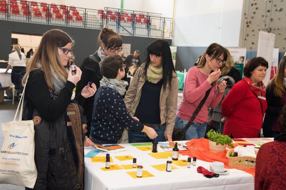 Düfte stehen im Mittelpunkt am Info-Stand „Aromatherapie“. Hier wird nicht nur geschnuppert, sondern auch zur Handmassage eingeladen.