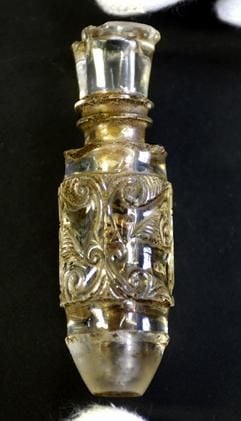 Ein rund zehn Zentimeter hoher Bergkristall-Flakon mit einer Heilig Blut Relique aus der Zeit um 1.000 n. Ch. aus dem arabischen Raum wird am Montag (10.10.2005) im Landesmuseum für Vorgeschichte in Halle für eine neue Sonderausstellung über bedeutende Schätze aus der Kreuzfahrer-Zeit vorbereitet. In dem Flakon, der zum Kirchenschatzmuseum «Portal zur Geschichte» in Gandersheim gehört, ist ein Stück Stoff mit einer Substanz eingewickelt, die man als Blut Christi bezeichnet. Die Sonderausstellung «Saladin und die Kreuzfahrer» wird vom 20. Oktober 2005 bis zum 12. Februar 2006 gezeigt. Zu sehen sind 130 Fundkomplexe aus sieben Ländern. (Foto: dpa)
