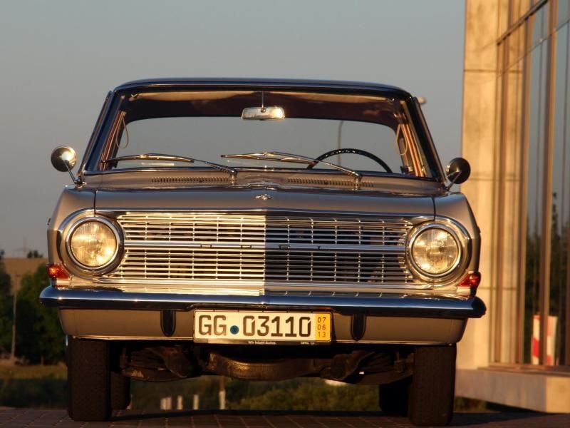 Tiefstehende Sonne, verchromter Grill: Der Opel Rekord A galt als schlicht, aber nicht schmucklos.