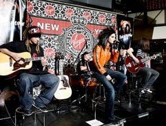 Tom Kaulitz (l.), Gustav Schafer (2. v. l.), Bill Kaulitz (2. v. r.) und Georg Listing (r.) von Tokio Hotel bei ihrem Auftritt in New York. (Foto: dpa)