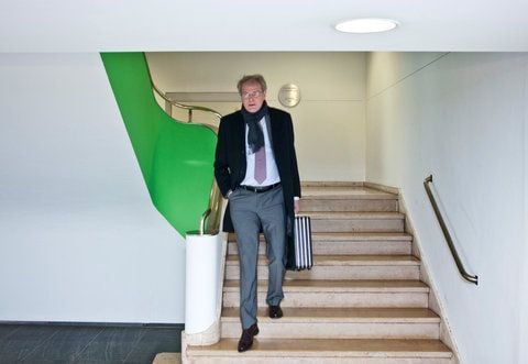 Der Präsident des Landesamtes für Verfassungsschutz Sachsen, Reinhard Boos geht im Keller des Sächsischen Landtages in Dresden auf dem Weg zur Sitzung der Parlamentarischen Kontrollkommission eine Treppe hinab. (ARCHIVFOTO: DPA)