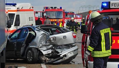 Auf der Bundesautobahn 4 zwischen Dresden und Chemnitz in der Nähe der Raststätte «Auerswalder Blick» ist es zu einem Massenunfall mit 15 Fahrzeugen und mehreren Verletzten gekommen. (FOTO: DPA)