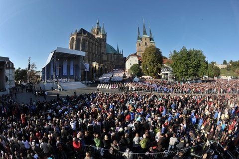 Bei der Heiligen Messe des Papstes auf dem Doplatz in Erfurt ist ein Schuss gefallen. (FOTO: DPA)