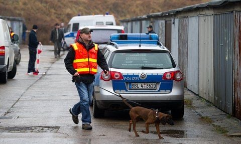 Ein Spürhund der Polizei ist an einem Garagenkomplex in der Kantstraße in Potsdam im Einsatz, wo am Morgen eine Babyleiche gefunden wurde. (FOTO: DPA)
