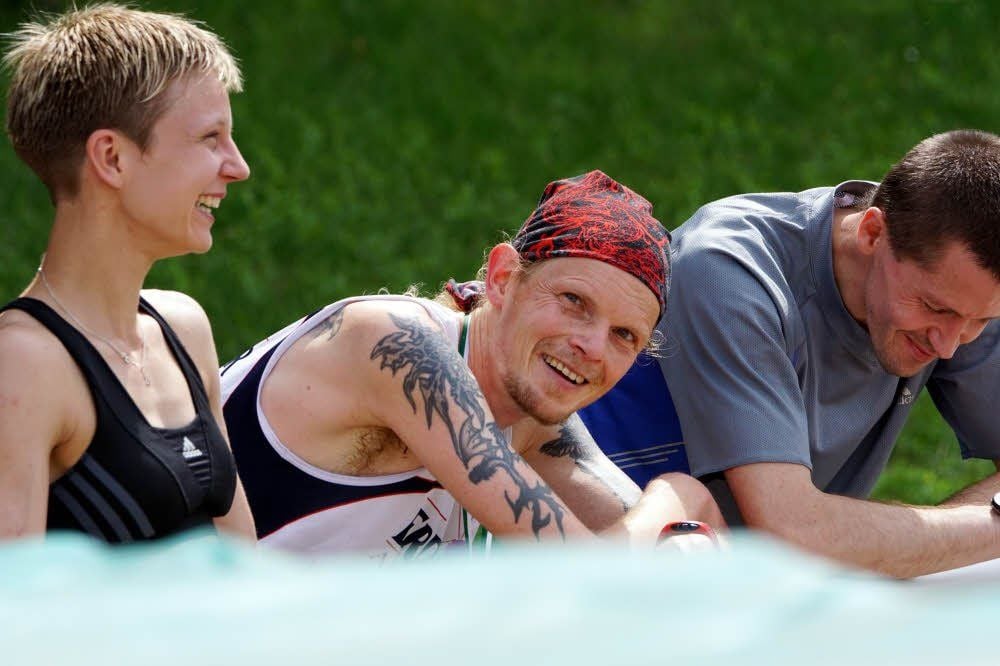 So sehen Sieger aus: Luisa Merkel gewann den Halbmarathon und Yves König den Supermarathon. Frank Reinecke wurde Zweiter im Halbmarathon (v.l.).