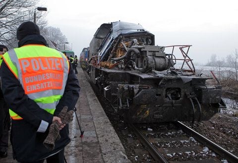 Die Lok des am Zugunglück beteiligten Güterzuges wird in Hordorf abgeschleppt. (FOTO: DPA)