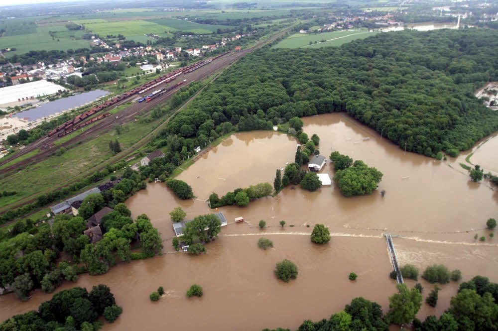 Diese Seenlandschaft war das Ernst-Thälmann-Stadion in Zeitz während des Hochwassers im Juni.