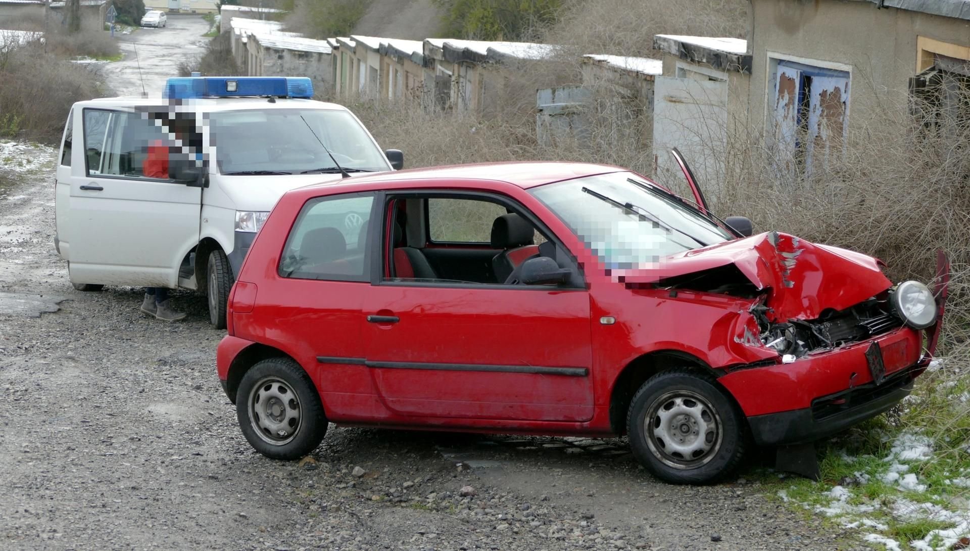 Eisleben: Das gestohlene Auto nach dem Unfall.