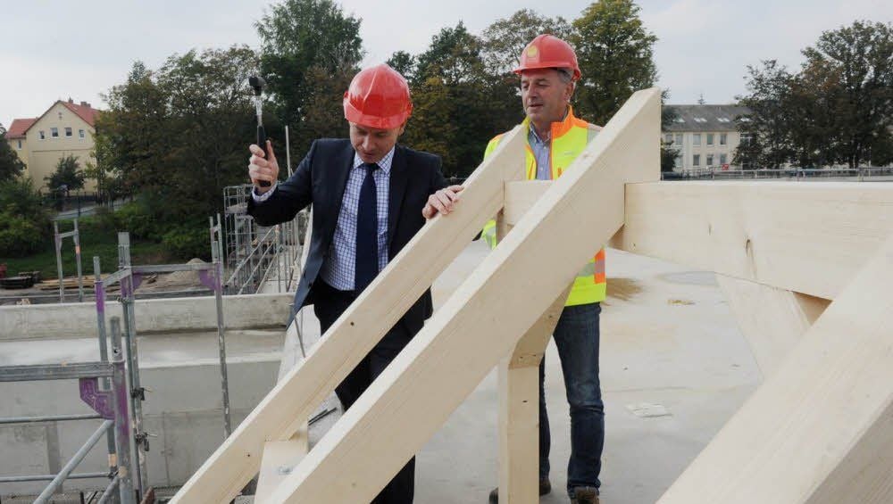 Klinikchef Mario Schulter schlug den Nagel im Beisein von Bauleiter Frank Raabe ins Gebälk.