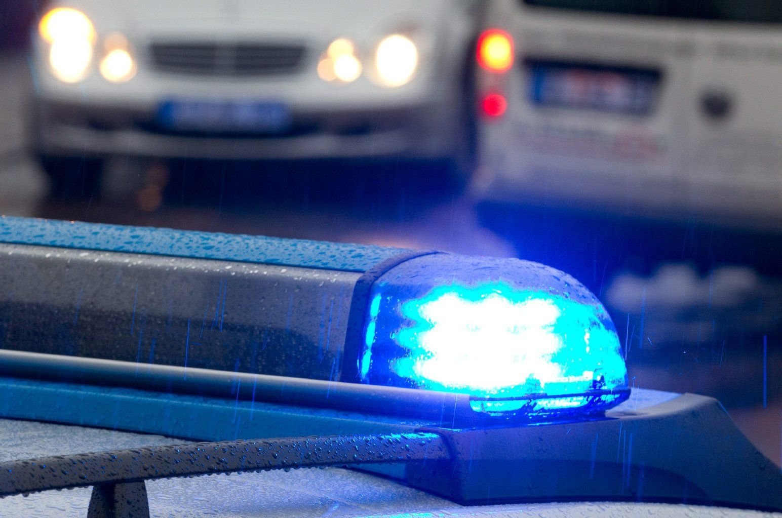Ein Polizeifahrzeug mit Blaulicht
