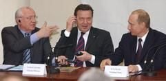 Der frühere Präsident Michael Gorbachow (l.) bei einem Treffen mit dem deutschen Bundeskanzler Gerhard Schröder und dem russischen Präsidenten Wladimir Putin (r.) in der Universität von St. Petersburg. (Foto: dpa)