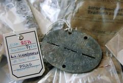 Nachlassgegenstände gefallener deutscher Wehrmachtssoldaten wie Erkennungsmarken und ein Fahrschein liegen am Mittwoch (22.03.2006) beim Volksbund Deutsche Kriegsgräberfürsorge e.V. in Kassel auf einem Tisch. (Foto: dpa)