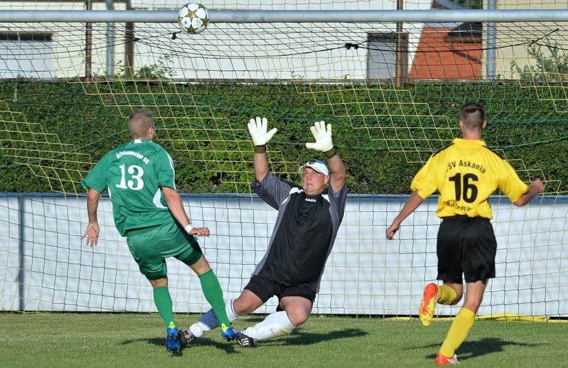 Glück für Keeper Raffel: Maximilian Gerwien trifft nur die Latte.