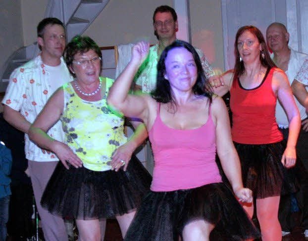 In ausgelassener Stimmung feiern die Hohndorfer in ihrem „Disko-Tempel“. „Küss die Hand schöne Frau“ heißt es bei Bernd Schulze und Henry Wickner, die als „Erste Allgemeine Verunsicherung“ auftreten.
