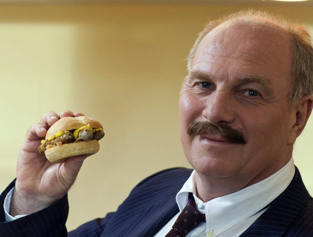 Bayern-Präsident und Wurst-Unternehmer: Uli Hoeneß wirbt mit Schnauzbart und Bratwurst-Burger.