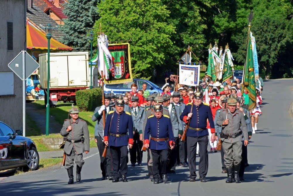 Auch beim Umzug sind alle mit dabei.