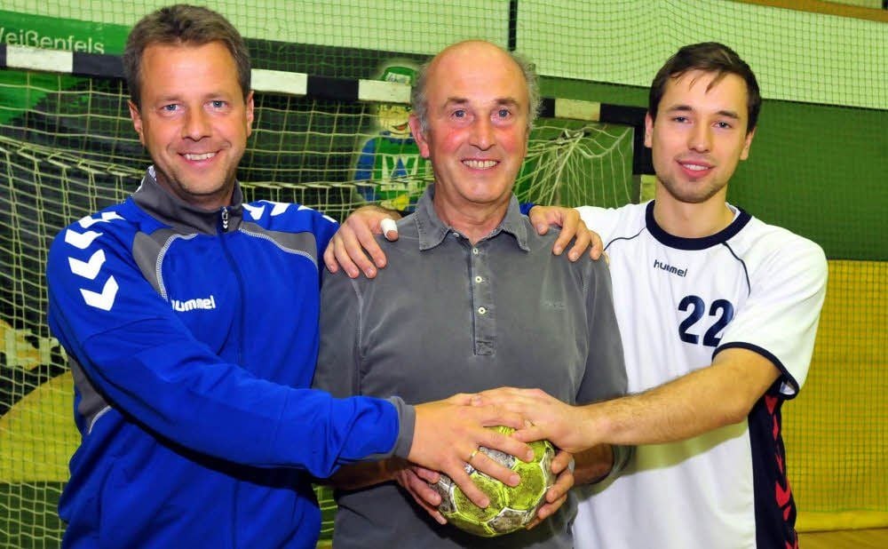 Hans-Jürgen Hahn (Bildmitte) ist nicht nur über Sohn Torsten (links) und Enkel Nils (rechts) fest mit dem Handball in Weißenfels verbunden.