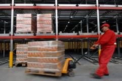 Ein Lagerarbeiter transportiert im neuen Logistikcenter der Kathi Rainer Thiele GmbH in Halle/Saale eine Palette mit Backwaren. (Foto: dpa)