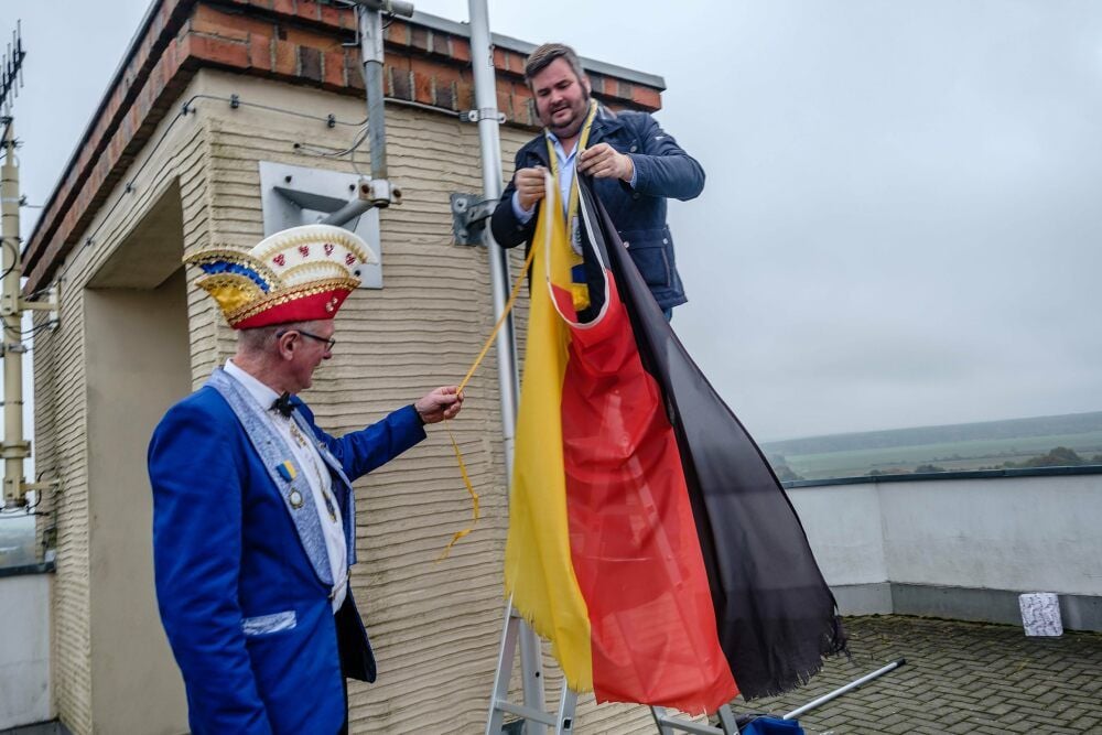 Die Gräfenhainichener Karnevalisten haben zwar ihre 47. Session abgesagt. Der Fahnenwechsel auf dem Wasserturm, ausgeführt von Frank Hünsche und Enrico Schilling, fand trotzdem statt.