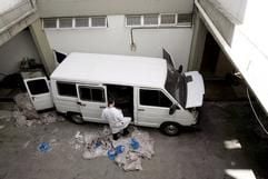 Diesen verlassenen Kleinbus der Bankräuber fand die Polizei in der Stadt Fortaleza. Bei dem spektakulären Raubzug hatten die Täter am vergangenen Samstag 156 Millionen Real in gebrauchten nicht registrierten Scheinen erbeutet. (Foto: dpa)