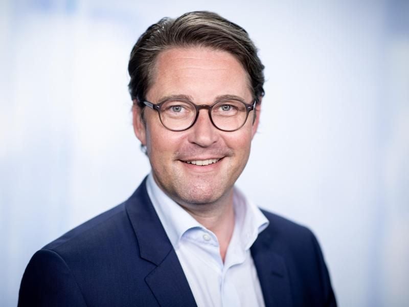 Andreas Scheuer (CSU), Bundesminister für Verkehr und digitale Infrastruktur, blickt in die Kamera des Fotografen. Foto: Kay Nietfeld/Archiv