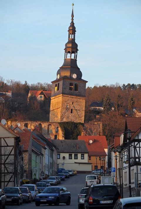 Der schiefe Turm der Kirche «Unserer Lieben Frauen am Berge», auch Oberkirche genannt. (FOTO: DPA)