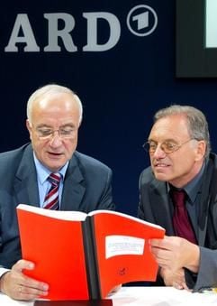 Die Intendanten Udo Reiter (Mitteldeutscher Rundfunk, r) und Fritz Pleitgen (Westdeutscher Rundfunk, l) blättern am Montag (19.07.2004) am Rande einer Pressekonferenz im ARD-Hauptstadtstudio Berlin in der Studie über den Einfluss des Ministeriums für Staatssicherheit (Stasi) auf den Rundfunk in Deutschland. Im Auftrag der ARD hatten die Birthler-Behörde und der Forschungsverbund SED-Staat an der Freien Universität Berlin in Stasi-Akten und anderen Archiven recherchiert. Das Ergebnis wurde in der Pressekonferenz vorgestellt bzw. soll in einer dreiteiligen Dokumentation ausgestrahlt werden. (Foto: dpa)