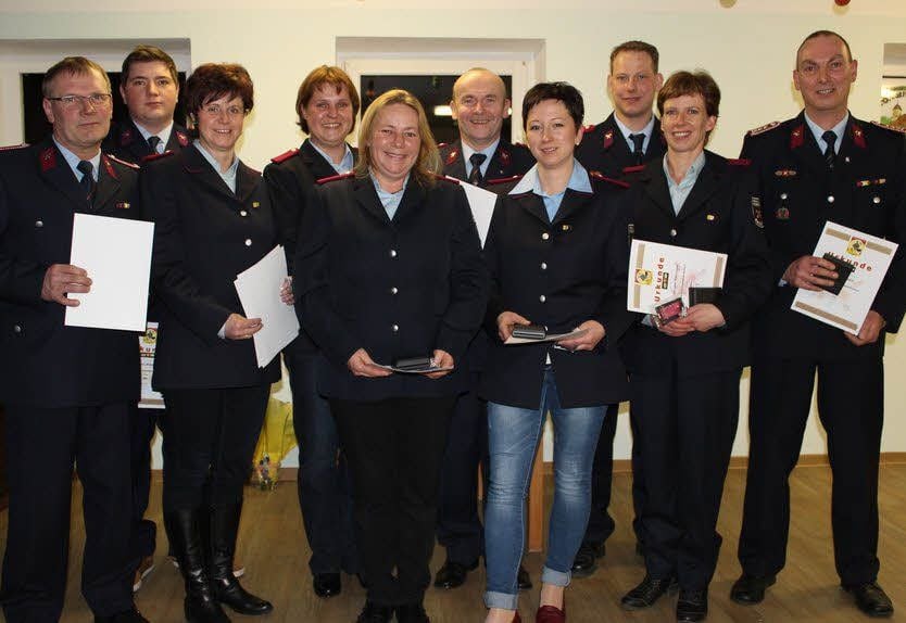 Geehrt und befördert wurden bei der 2015er Jahreshauptversammlung in Kremitz (von links) Ulf Deutschmann, Marvin Schewe, Carola Bambach, Claudia Seger, Simone Schewe, Ulrich Bambach, Ellen Kolditz, Michael Kolditz, Christine Theilemann und Mike Kuhrmann.
