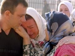Bosnier gedenken im September 2003 anlässlich der Eröffnung einer Gedenkstätte in Srebrenica der Opfer serbischer Massaker. (Archivfoto: dpa)