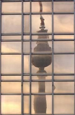 Der Höhenrettungsdienst der Berliner Feuerwehrwill an diesem Freitag ein neues Rettungskonzept für den Fernsehturmin Berlin-Mitte erproben. (Foto: dpa)