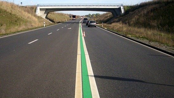 Auf Fernstraßen sollen Spuren mit unterschiedlicher Fahrtrichtung künftig durch eine grüne Linie getrennt werden.