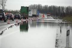Die Fahrbahn der Autobahn 14 (Magdeburg-Dresden) ist am Freitag zwischen Schönebeck und Calbe/Saale teilweise überschwemmt (Foto: dpa)