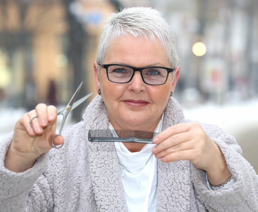 Innungsobermeisterin Marlies Kohlmann betreibt selbst zwei Friseurgeschäfte - eines in Könnern und eines in Alsleben. Der zweite Platz bei dem Wettbewerb hat der Innung 1500 Euro eingebracht.