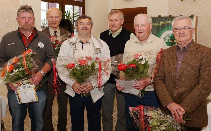Die Ausgezeichneten (von li.): Reinhard Danielzig (Hohenmölsen), Dieter Lemke (Leißling), Bernd Porzig (Hohenmölsen), Volker Wandschneider (Obergreißlau), Dietmar Paul (Hohenmölsen) und Herbert Dathe (Weißenfels)
