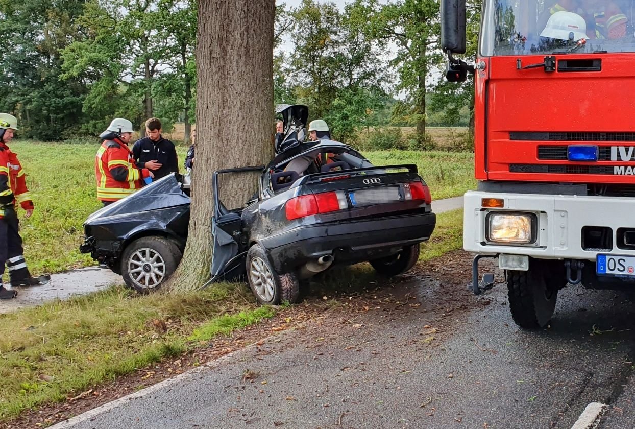 Nach einem Unfall steht das Wrack eines Autos an einem Baum an einer Straße zwischen Nortrup und Badbergen.