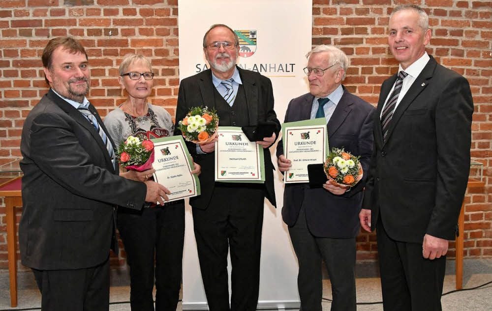 Vereinspräsident Frank Junkert (r.) und sein Vize Harald Rupprecht (l.) würdigten die Verdienste von Gisela Nobis, Helmut Erfurt und Erhard Hirsch und nahmen das ausgezeichnete Dreigestirn in die Mitte (v.l.n.r.)