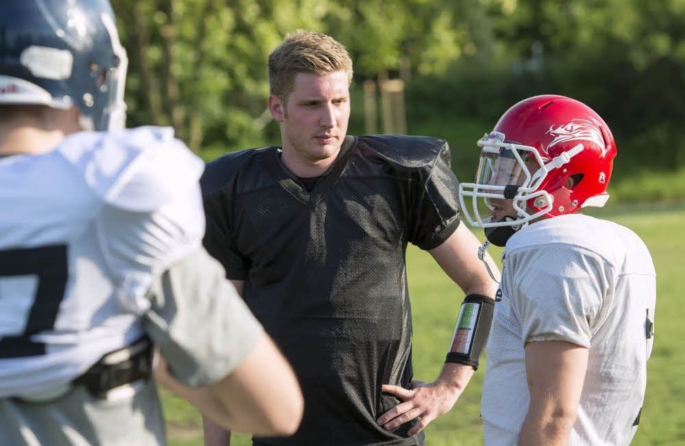 Erik Hüsgen (Mi.), hier im Gespräch mit Spielertrainer Torsten Lüdtke, ist der neue Quarterback der Halle Falken.