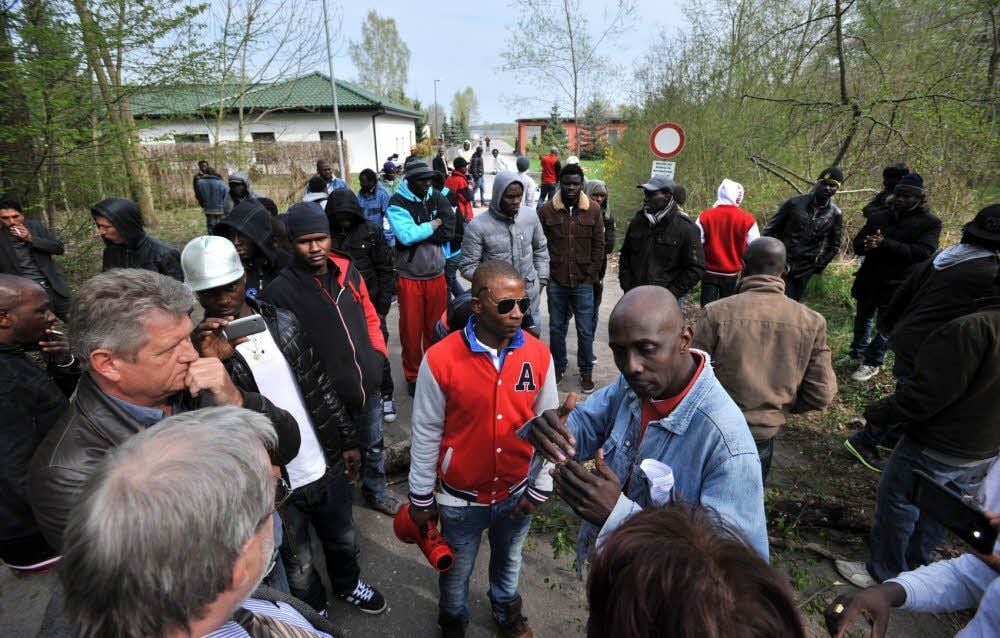 Demonstration vor der Gemeinschaftsunterkunft in Friedersdorf.