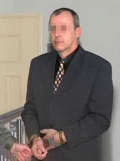 Im sogenannten Karibikmord-Prozess wird vor Prozessbeginn am Landgericht Chemnitz der wegen Mordes angeklagte Ex-Getränkehändler Detlef C. aus Plauen mit Handschellen in den Gerichtssaal geführt (Foto: dpa)