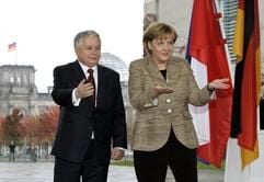 Bundeskanzlerin Angela Merkel (CDU) bittet den polnischen Präsidenten Lech Kaczynski ins Kanzleramt in Berlin, im Hintergrund der Reichstag. (Foto: dpa)