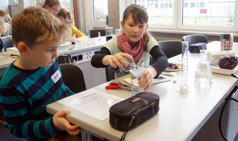 Schüler haben Spaß im Chemieunterricht.
