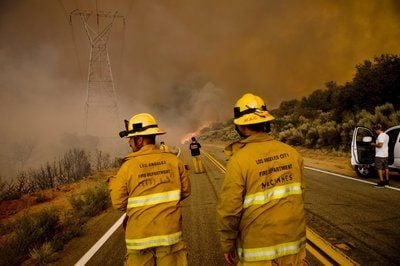 Mehr als 1800 Feuerwehrleute kämpften gegen die Flammen, berichtete die «Los Angeles Times» am Sonntag. (Foto: dpa)