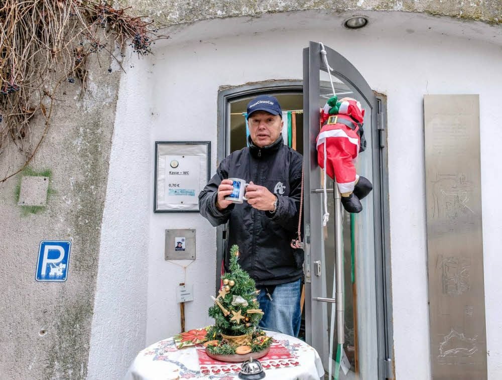 WC im Wandel der Jahreszeiten - Jörg Hänig lässt sich was einfallen an der Toilette am Schlossplatz in Wittenberg. Touristen wissen das zu schätzen.