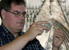 Der Grabungsleiter Rainer Kuhn vom Landesamt für Denkmalpflege und Archäologie Sachsen-Anhalt untersucht am 20. August 2006 vor dem Dom in Magdeburg ein keramisches Fundstück. (Foto: dpa)