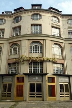 Das Metropol-Theater im Berliner Bezirk Mitte. Der Senat berät am Nachmittag über die Zukunft des leer stehenden Musical-Theaters. Das Traditionshaus an der Friedrichstraße soll einschließlich des attraktiven Grundstückes über den Liegenschaftsfonds verkauft werden. (Foto: dpa)
