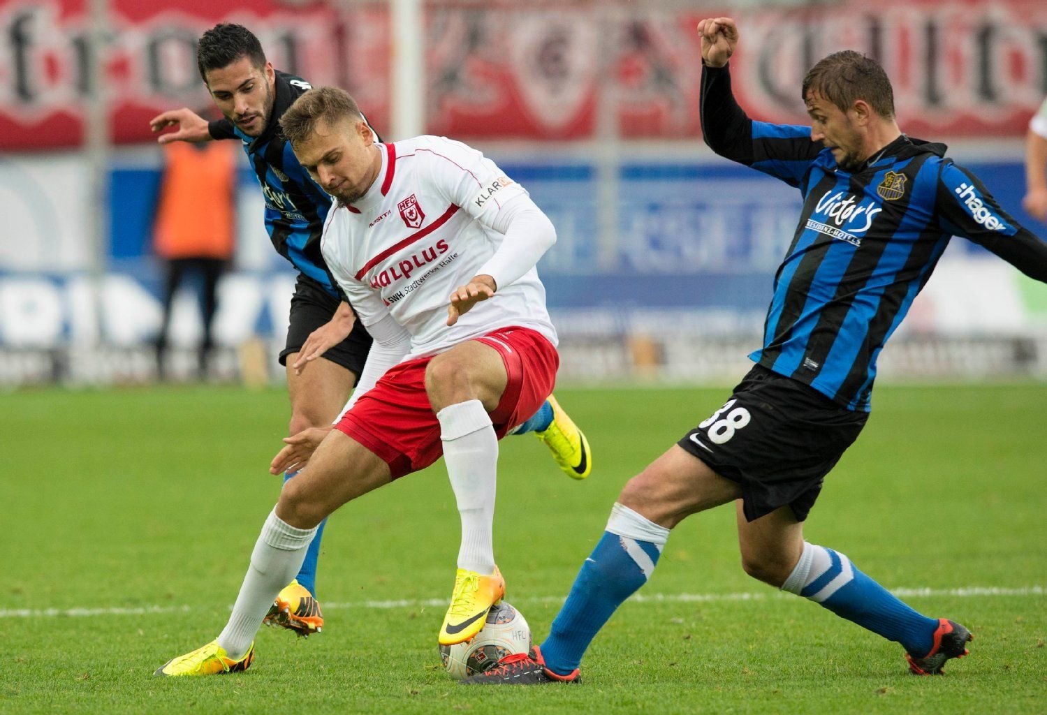 HFC-Abwehrspieler Robert Schick gegen den Saarbrücker Stürmer Marcel Ziemer (r.)