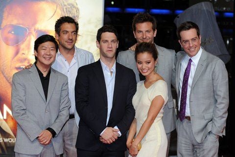 Ken Jeong, Regisseur Todd Phillips, Justin Bartha, Jamie Chung und die Bradley Cooper und Ed Helms (USA) (v.l.) kommen zur Europapremiere der Komödie «Hangover 2» in Berlin. (FOTO: DPA)