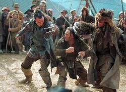 Der Indianer Mani (Mark Dacascos, M.) wird im